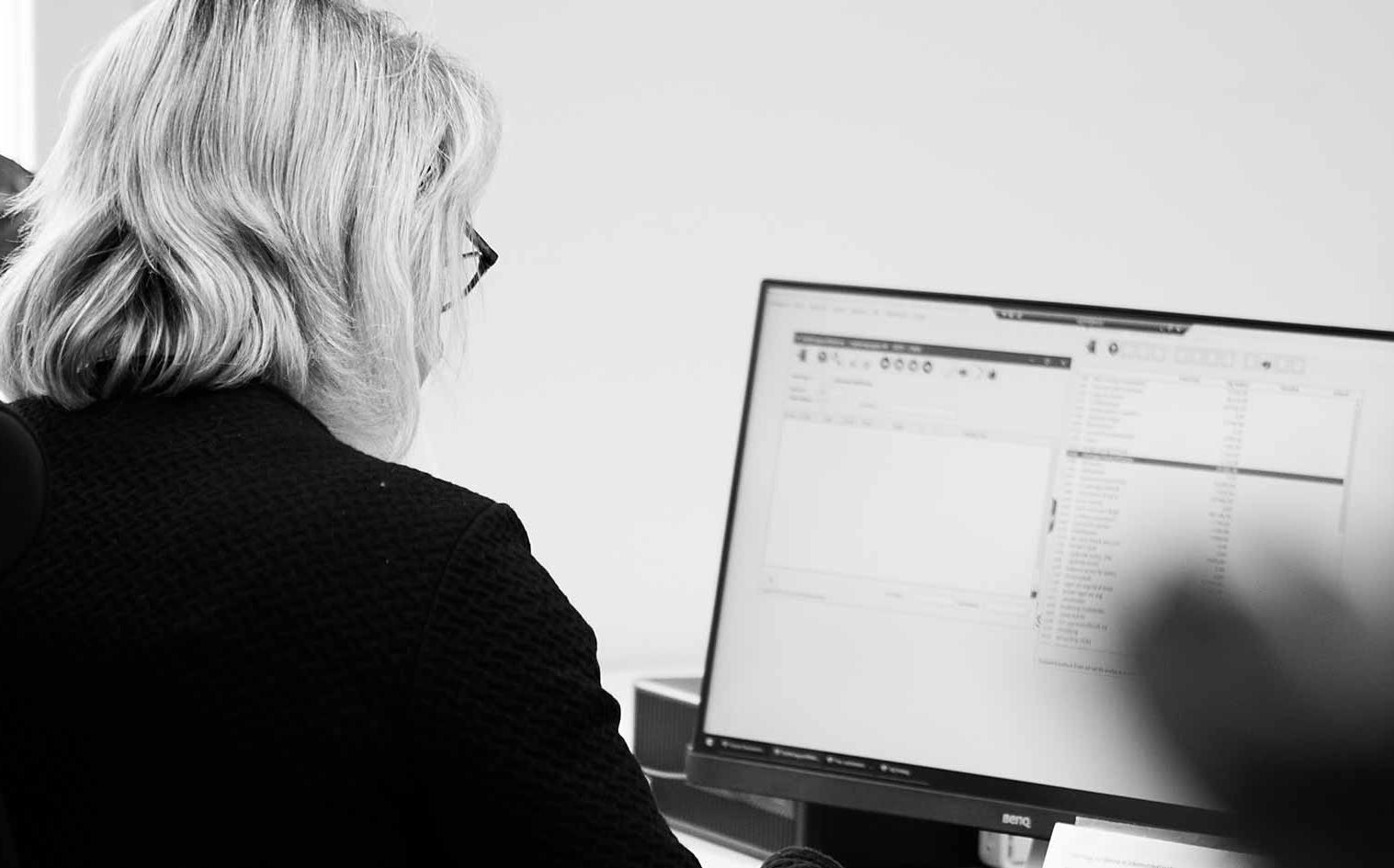 Bokföringsarbete vid datorn